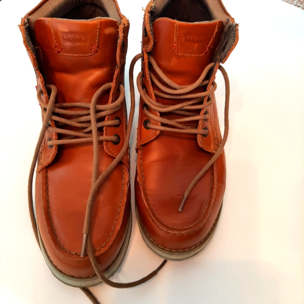 Levi,s men Size 12 boots, brown lacy up leather uppers.